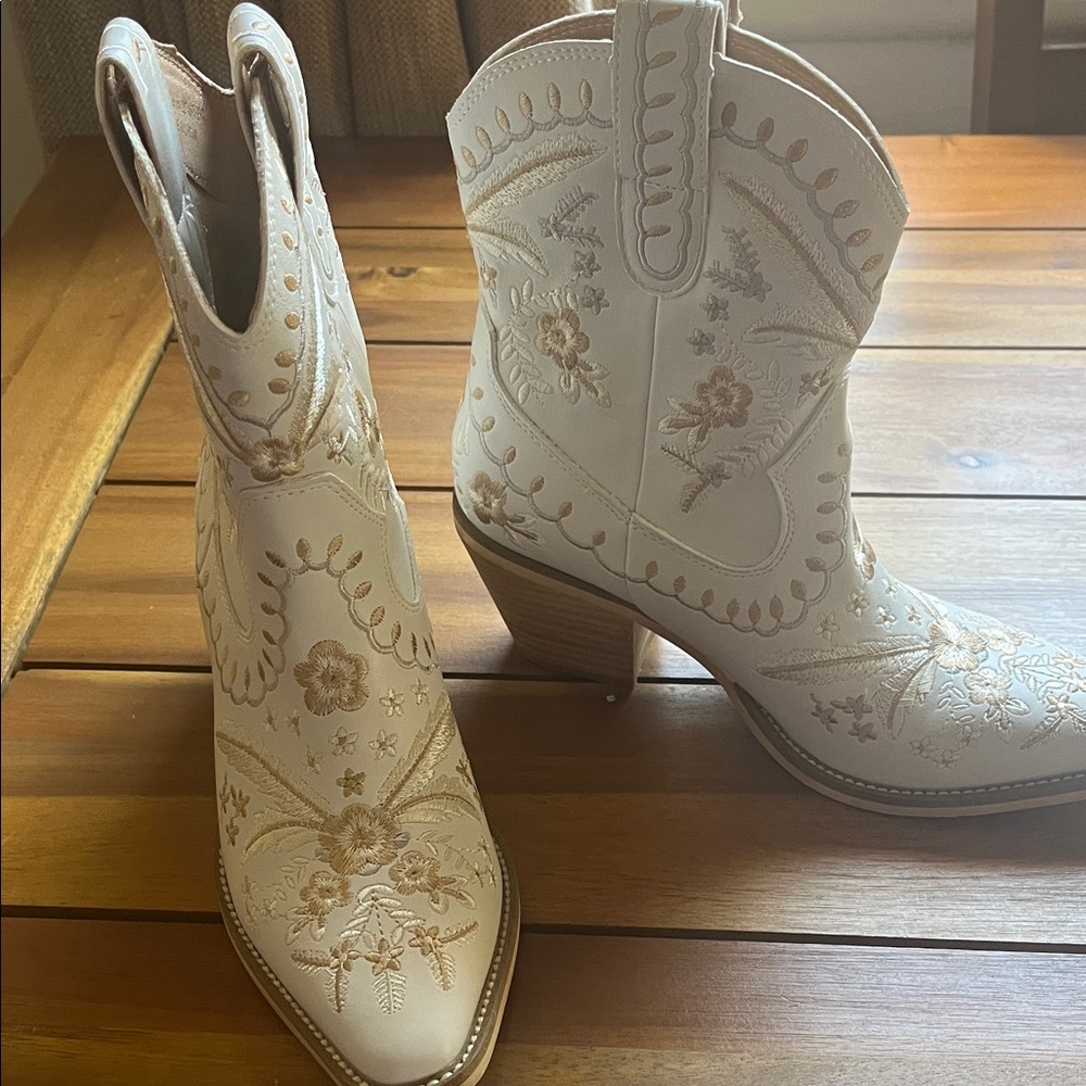 Mi.iM Floral Embroidered cream heeled boots
